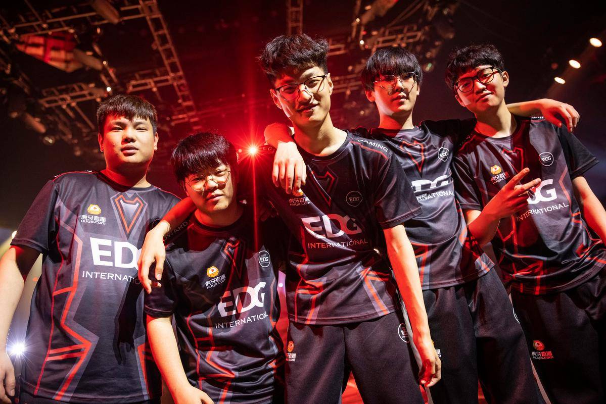 豪门对决!LPL上演世纪大战 豪门对决!LPL上演世纪大战